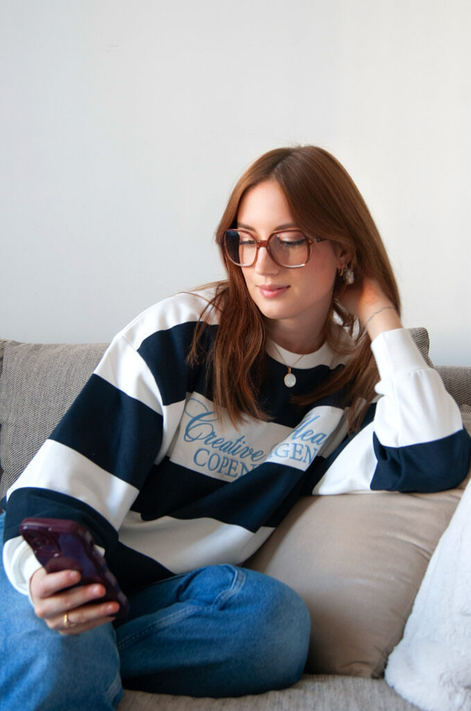 Indépendante pilotant sa présence en ligne avec sérénité